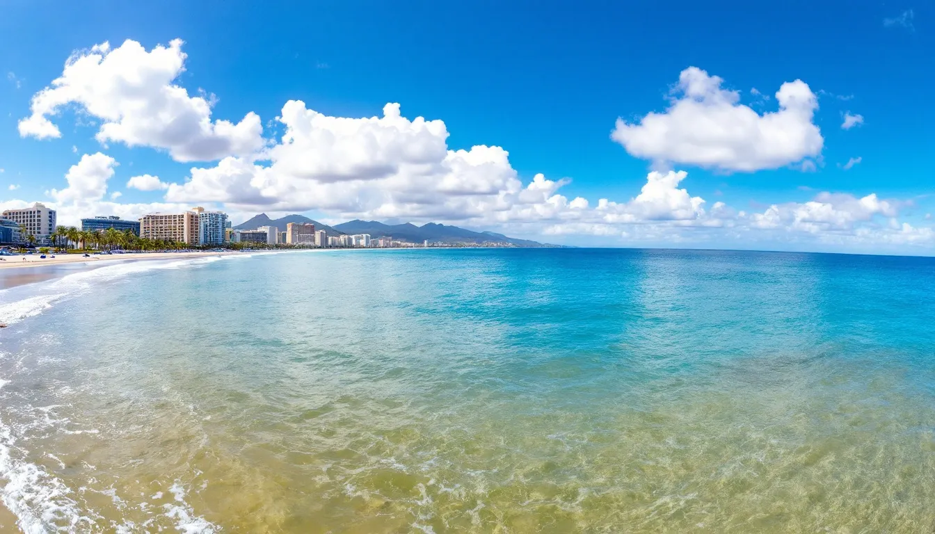 Imagen panorámica de las playas de Mazatlán, donde se puede ver el malecón y la zona hotelera, resaltando la belleza de la costa del Pacífico y la vibrante vida de la ciudad. Este destino turístico, conocido como "la perla del pacífico", invita al descanso y a disfrutar de sus aguas y paisajes.